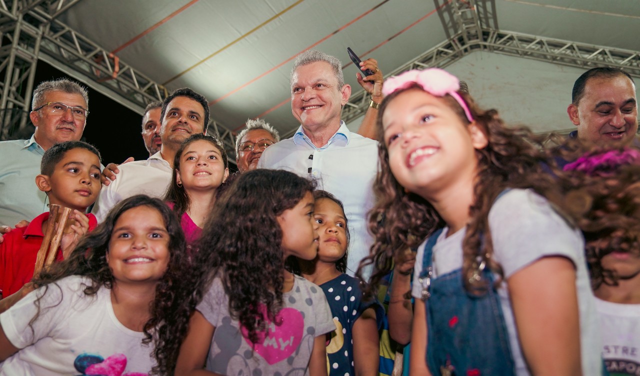 grupo de pessoas posa para a foto